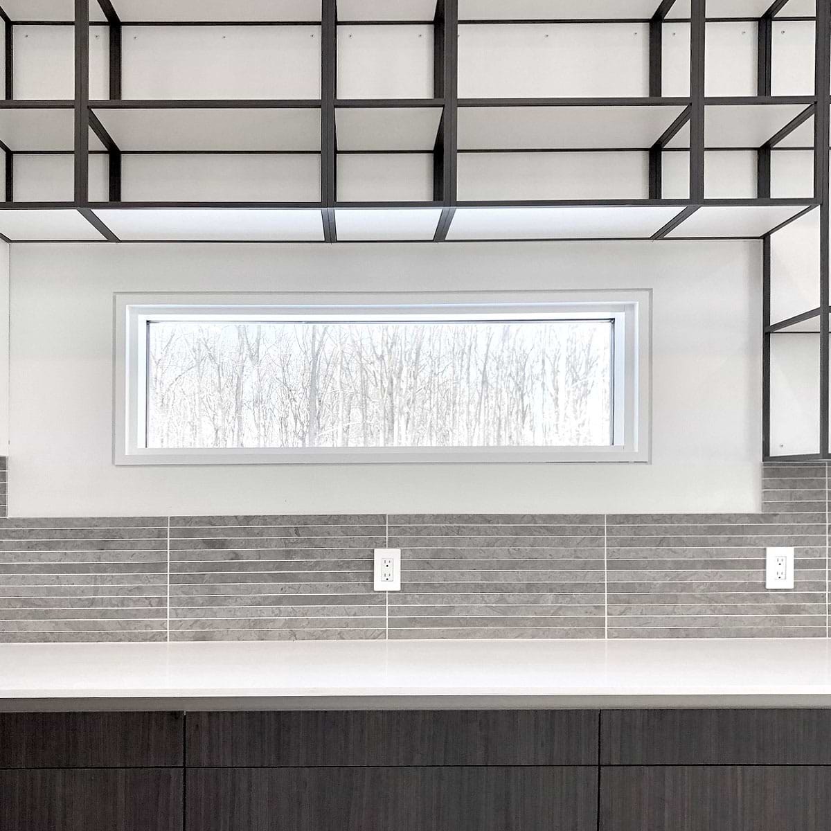 Modern kitchen with gray backsplash BA1038 #graybacksplash #limestonebacksplash #modernbacksplash #modernkitchen #graykitchen #graycabinetbacksplash