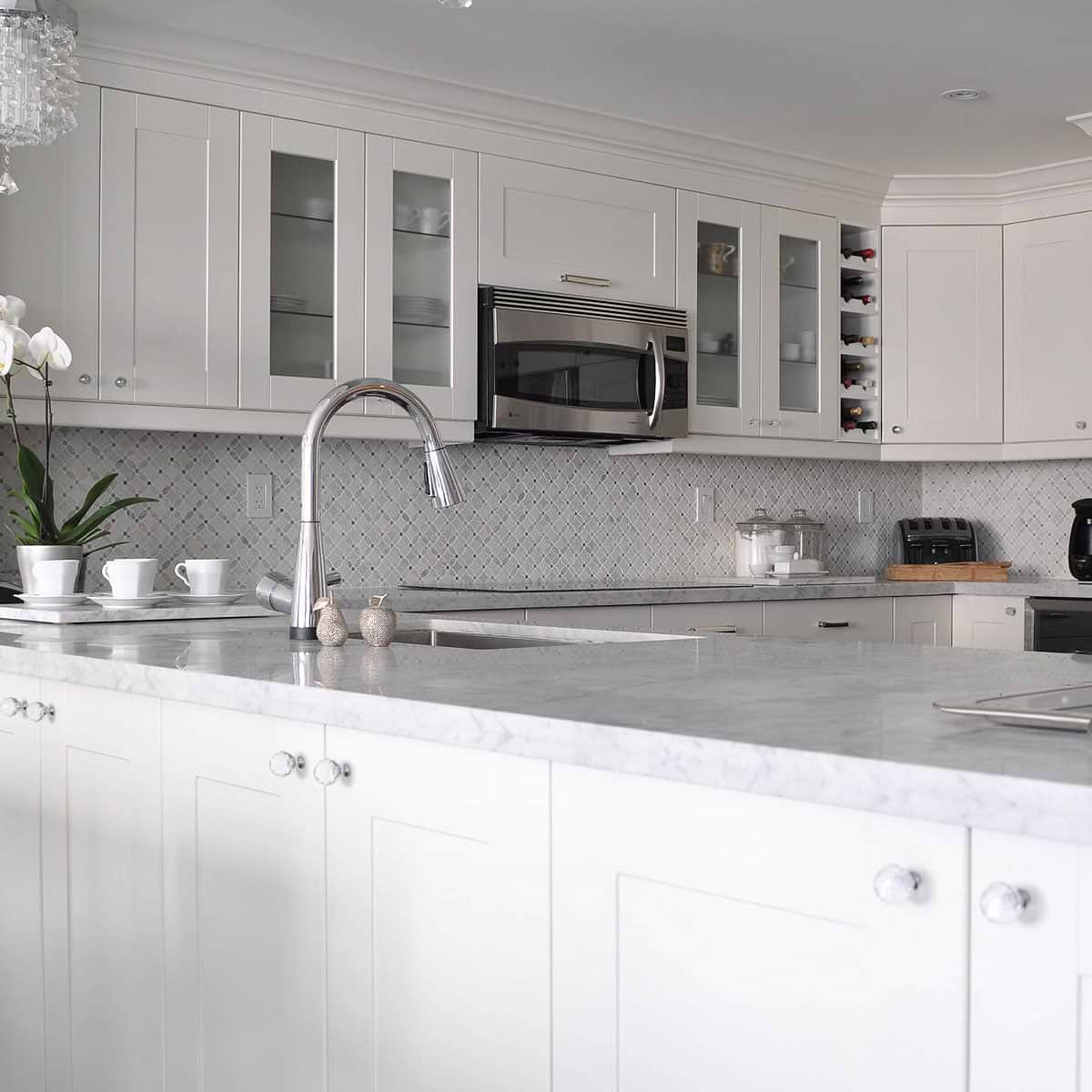 Flower marble mosaic backsplash tile white cabinet carrara granite countertop BA45056