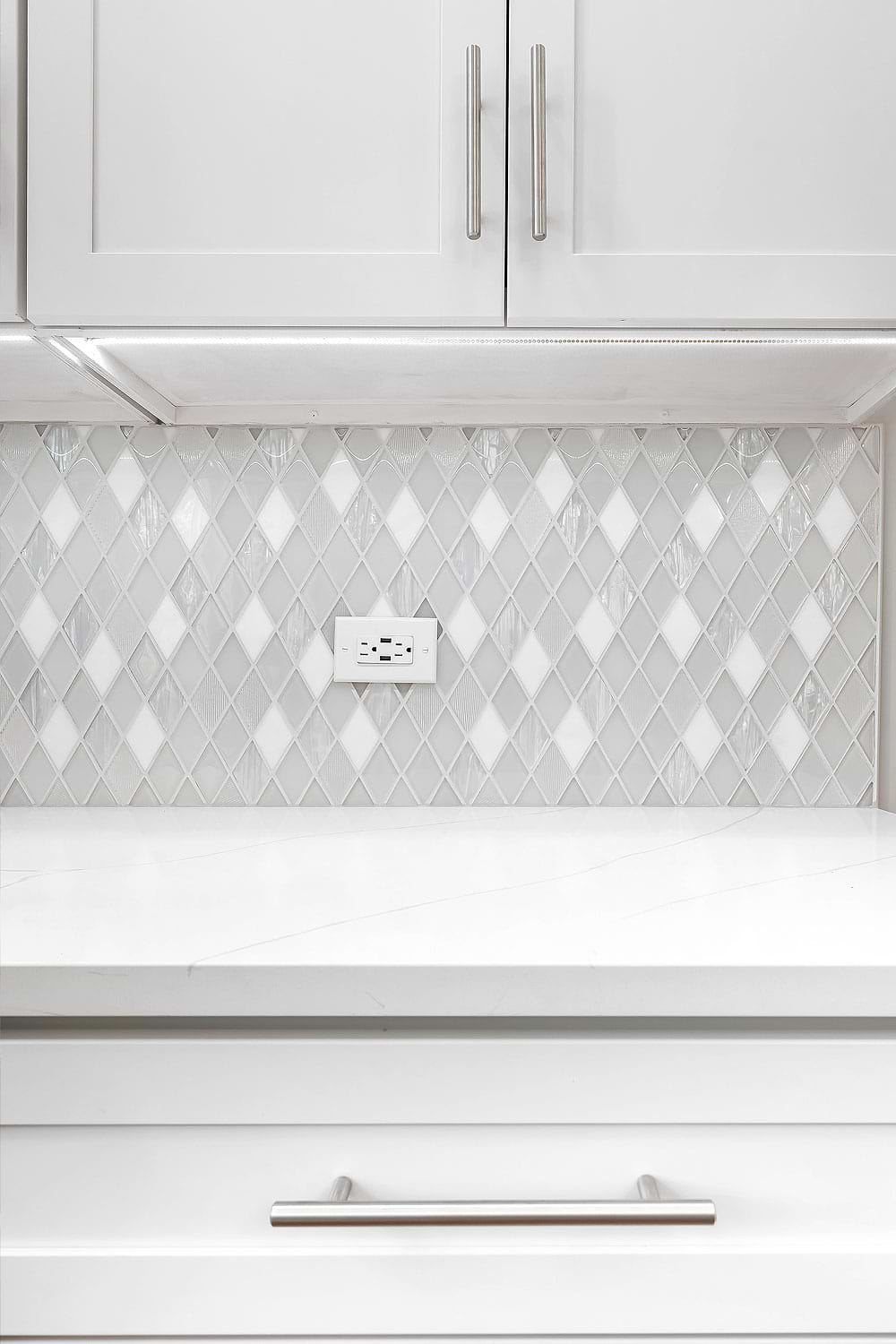 Full White Cabinet Kitchen Quartz Countertop White Diamond Glass Backsplash Tile BA62046