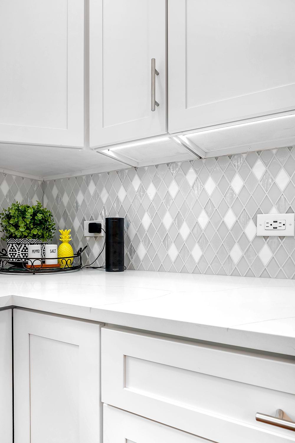 Full White Cabinet Kitchen White Color Elegant Backsplash Tile BA62046