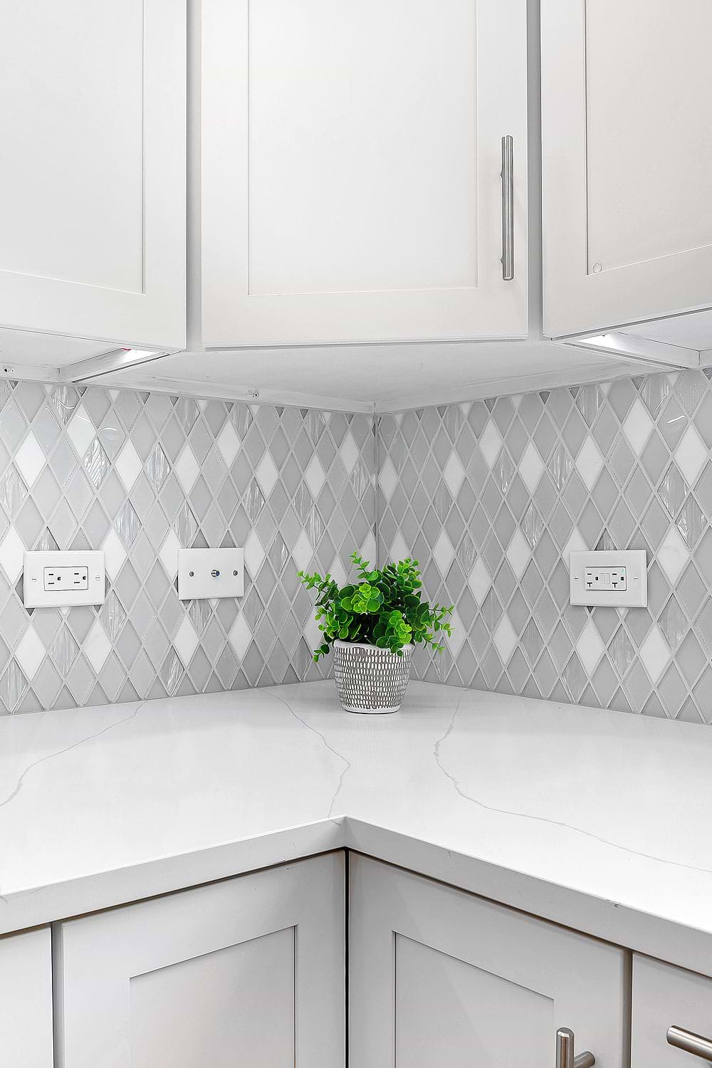 Quartz Countertop White Kitchen White Glass And Marble Backsplash BA62046
