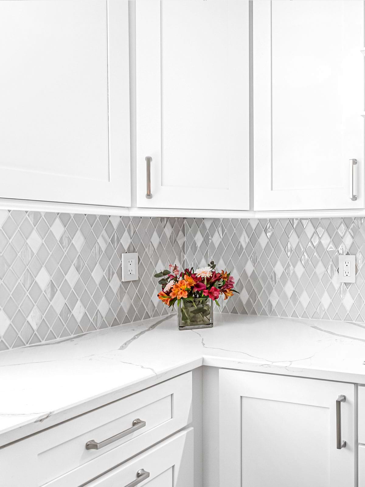 Quartz Countertop With Gray Veins White Kitchen Cabinet Glass And Marble Tile BA62046