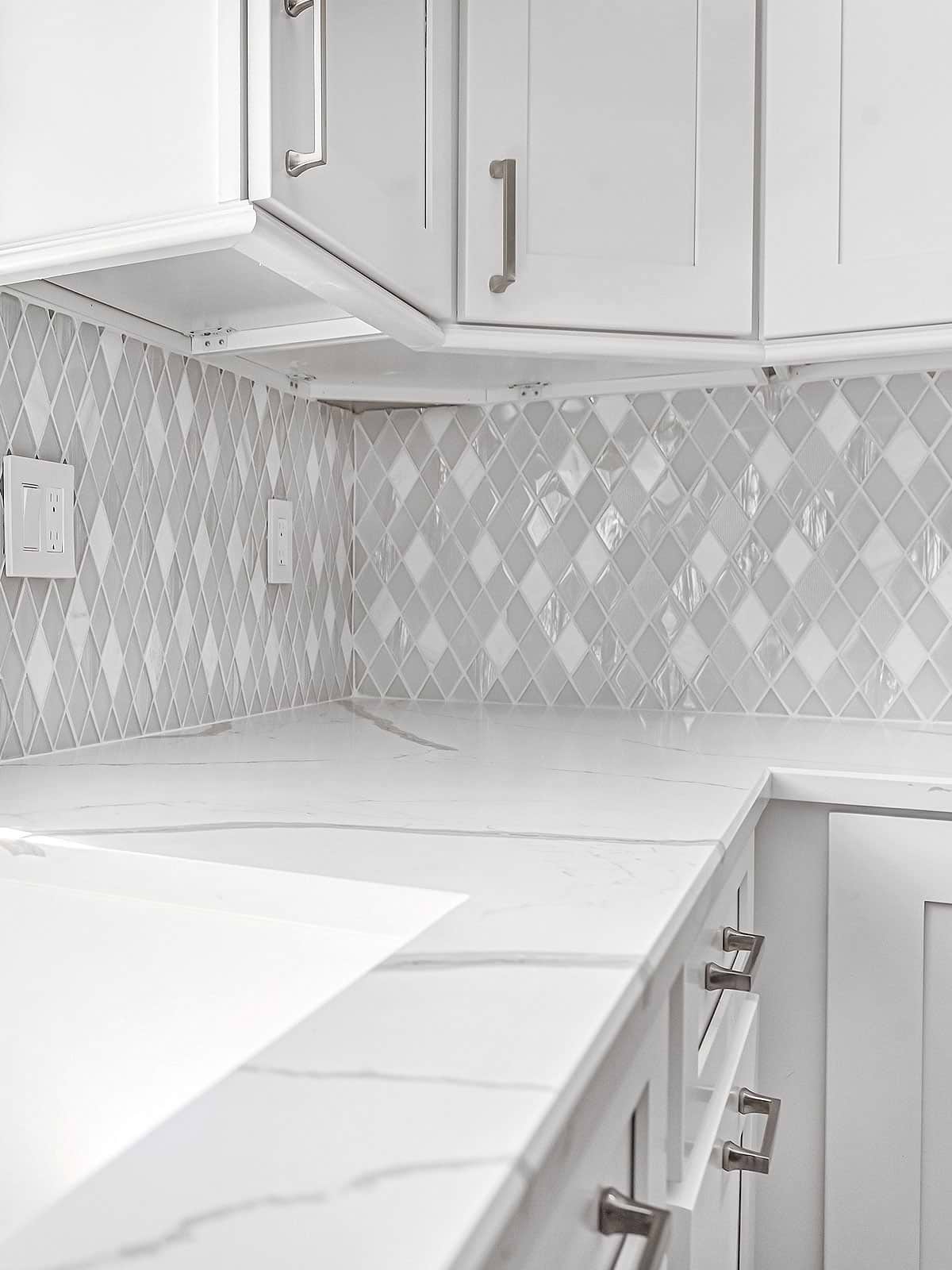 Quartz Countertop With Gray Veins White Kitchen Cabinet White Diamond Glass Backsplash Tile BA62046