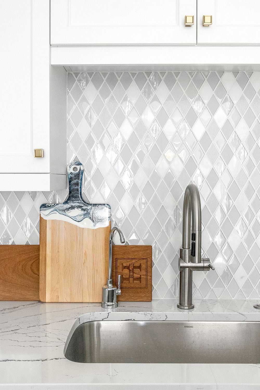 White Color Kitchen Quartz Countertop Glass And Marble Backsplash Tile BA62046