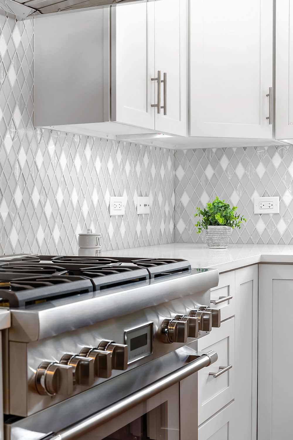 White Color Kitchen White Color Quartz Countertop Glass And Marble Backsplash Tile BA62046