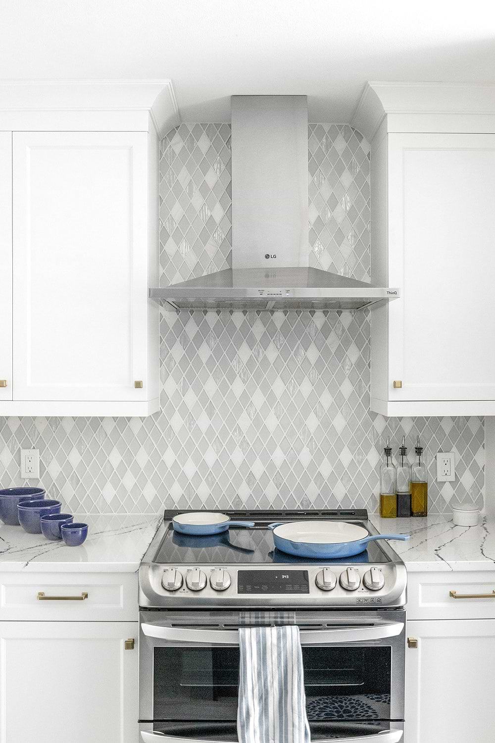 White Color Kitchen White Elegant Backsplash Tile BA62046