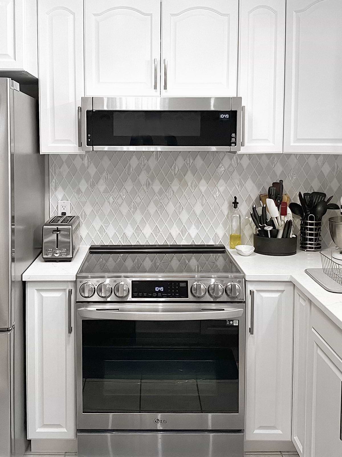 White Color Kitchen White Modern Countertop Glass And Marble Tile BA62046