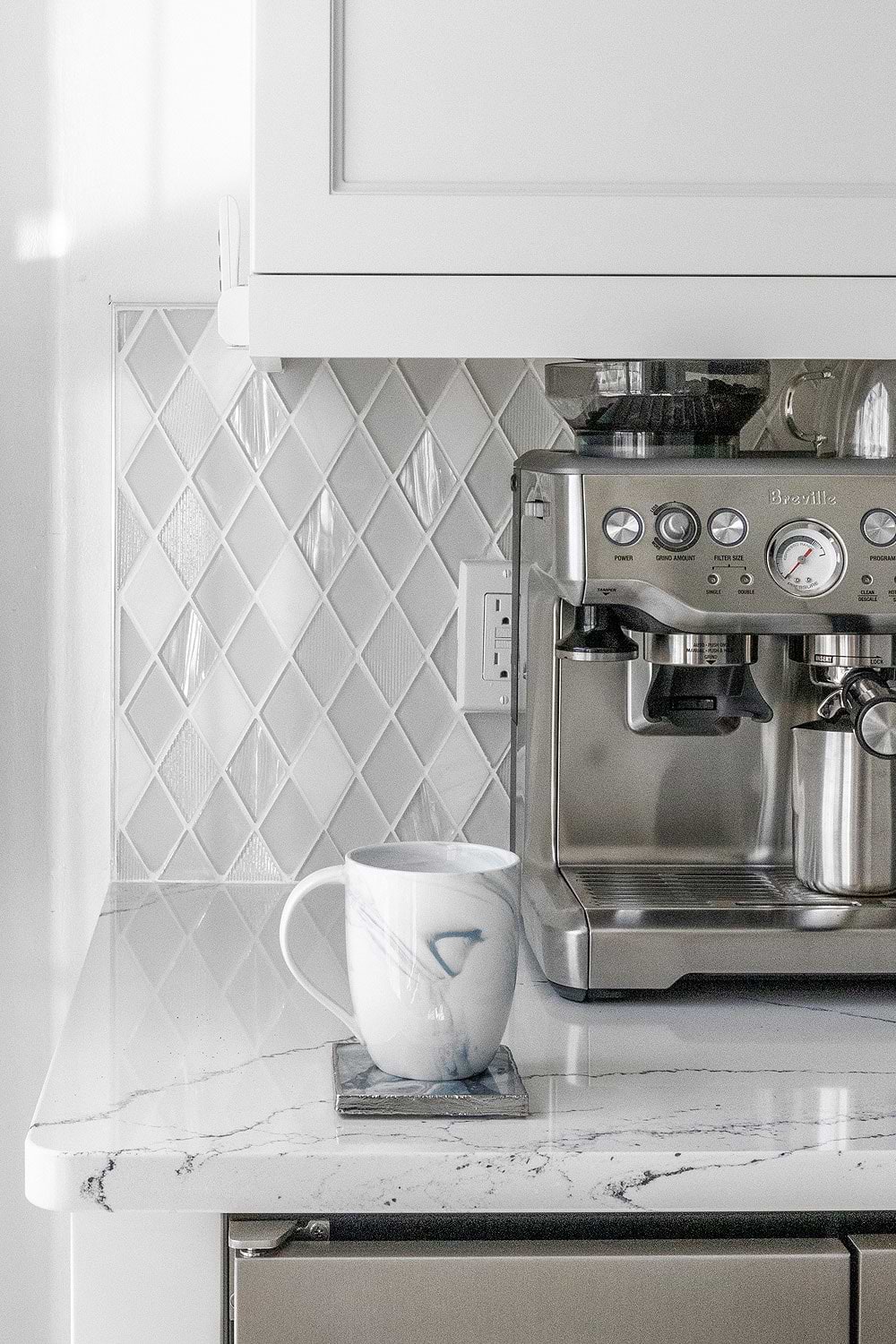 White Kitchen Cabinet Quartz Countertop White Backsplash Tile BA62046