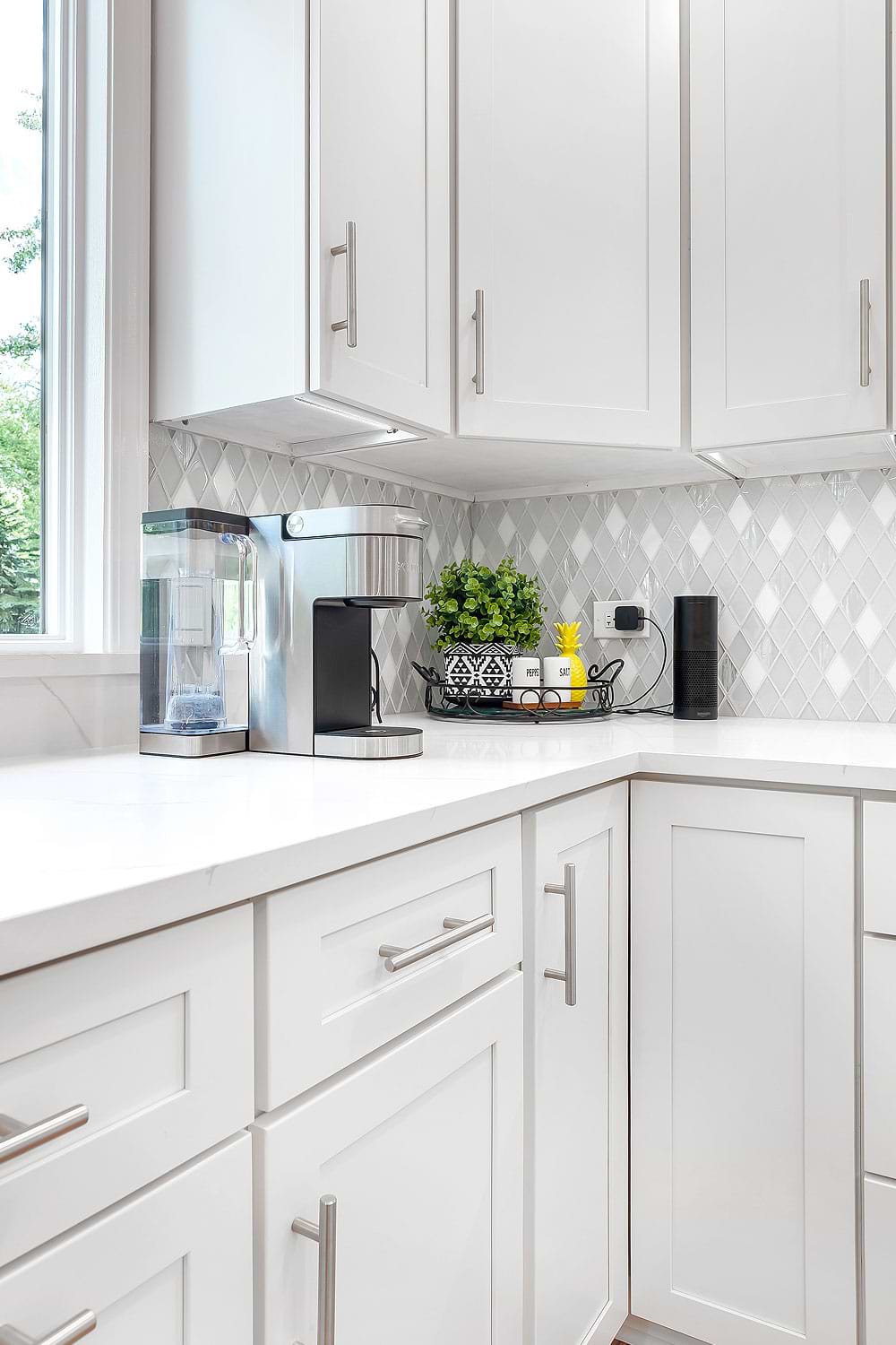White Kitchen Cabinet White Color Quartz Countertop Diamond Glass And Marble Tile BA62046