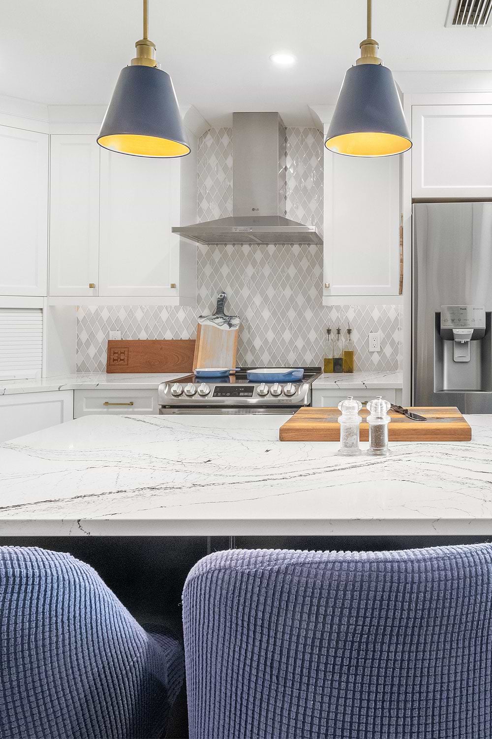 White Kitchen Cabinet White Countertop With Dark Veins White Backsplash Tile BA62046