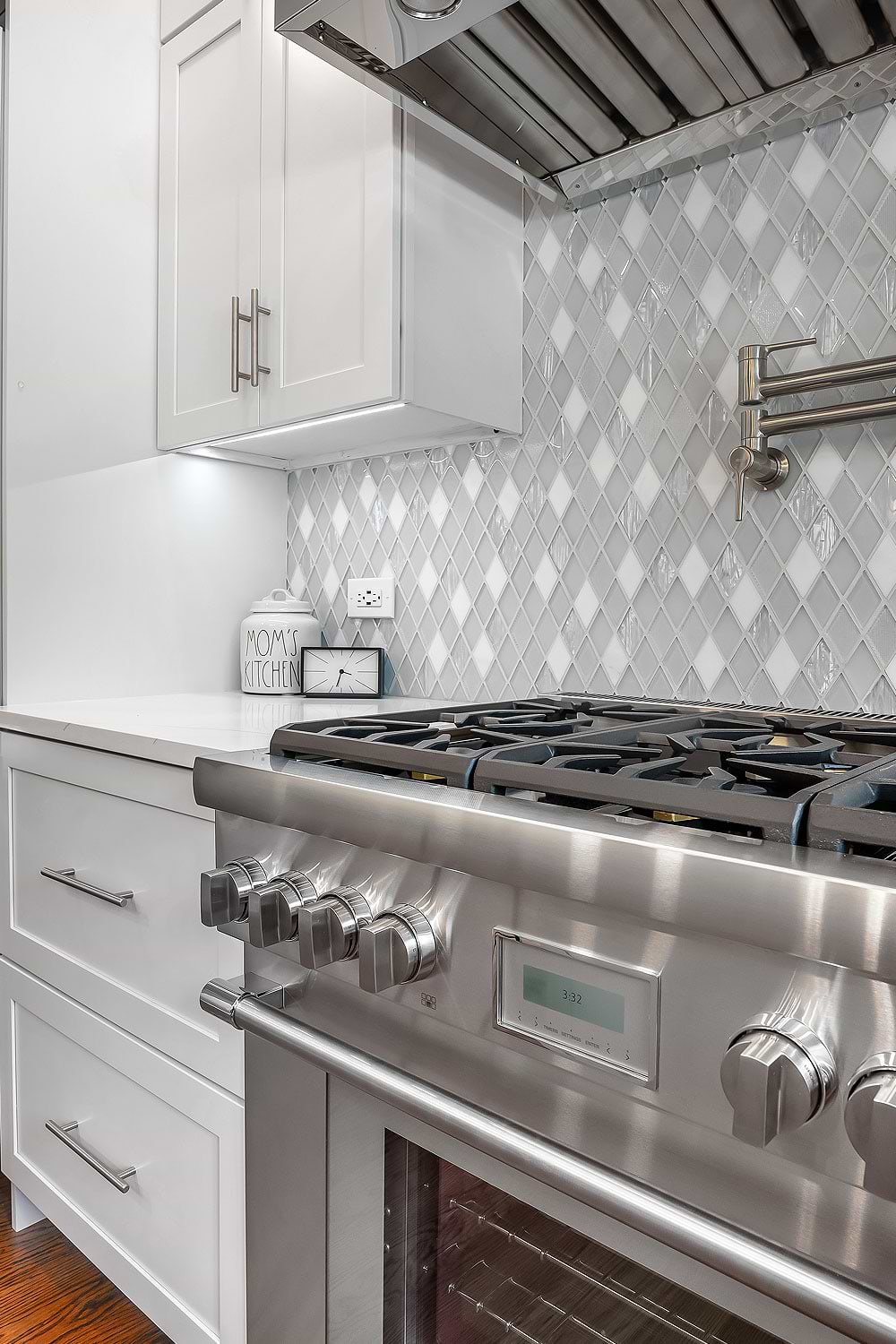 White Kitchen White Quartz Countertop White Glass And Marble Backsplash BA62046
