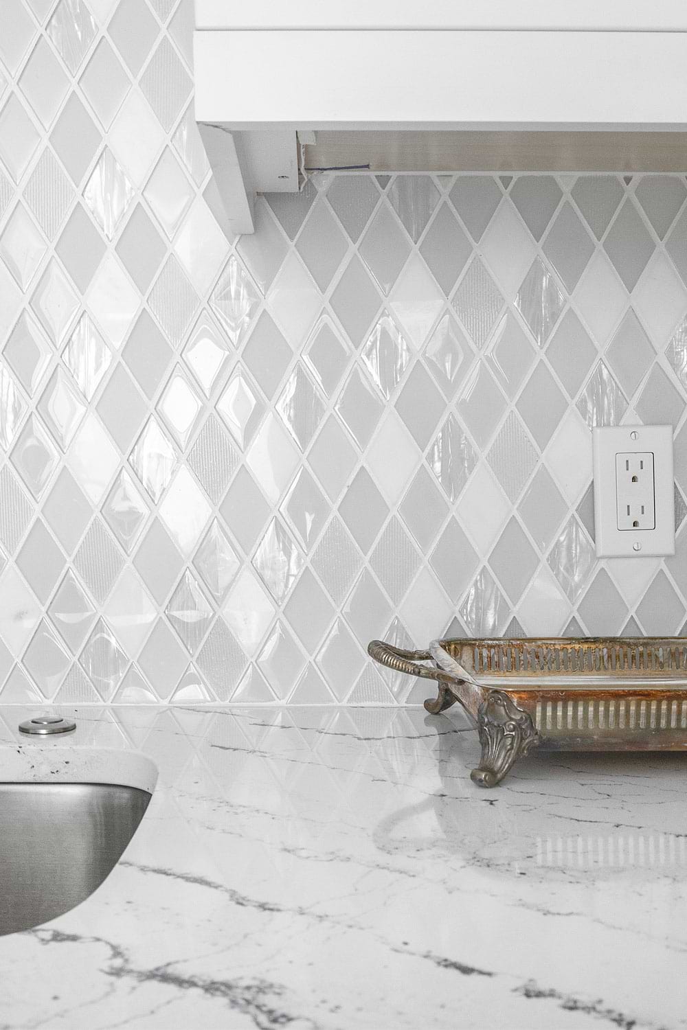 White Mosaic Tile Glass And Marble Quartz Countertop BA62046
