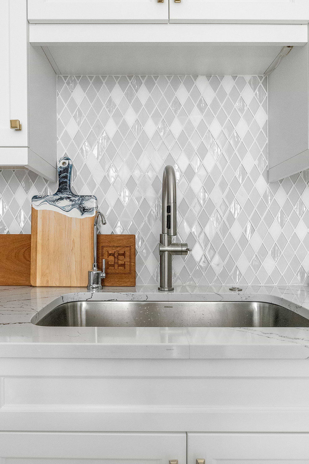 White Quartz Countertop Modern Kitchen White Color Elegant Backsplash Tile BA62046