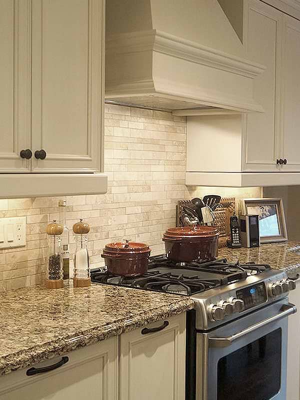 Ivory Subway Backsplash Tile. Travertine subway backsplash tile. Light ivory travertine beige color in a mosaic tile, ideal option for a kitchen backsplash. #travetinebacksplash #travertinebacksplashtile #travertinekitchen #travertinetile #beigebacksplash #brownbacksplash #beigekitchen #beigecabinet