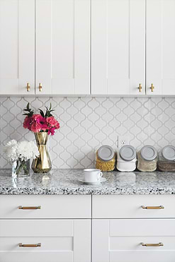 White polish glazed porcelain arabesque 11 in x 9.7 in wall Tile. Mesh-Mounted makes installation a much easier process. This glossy porcalein created antique pattern for install project for bathrooms and kitchens.