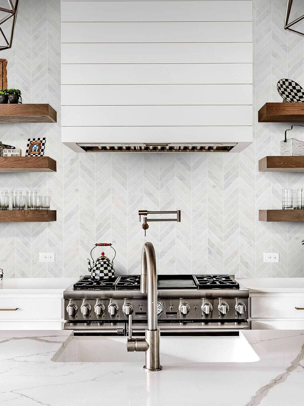 White Hood Quartz Countertop Marble Chevron Backsplash Tile BA631613