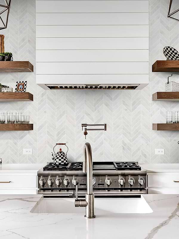 White Hood Quartz Countertop Marble Chevron Backsplash Tile BA631613