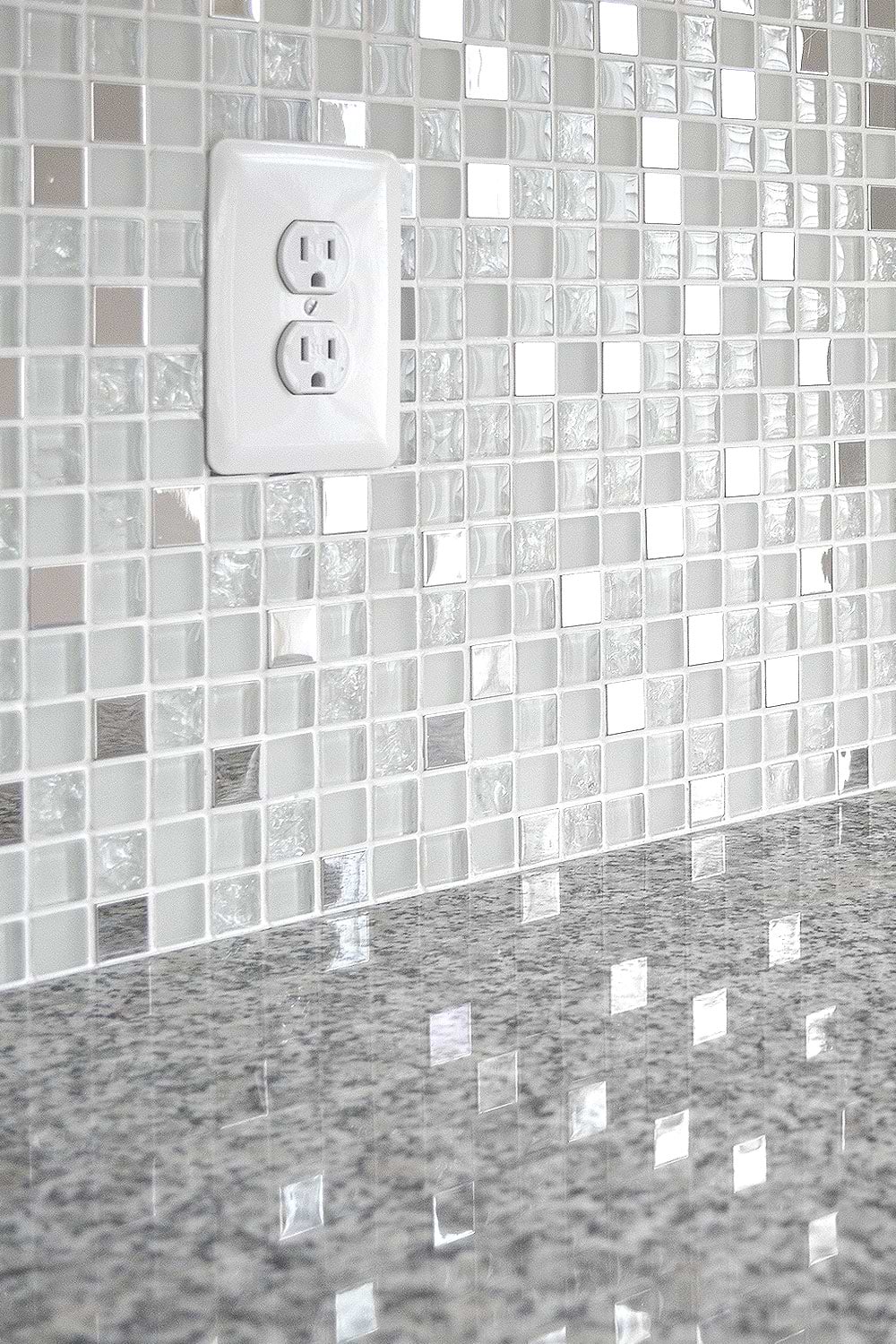 Gray Luna Pearl kitchen countertop with glass and metal mixed white kitchen backsplash tile. #whitebacksplash #whitekitchen #whitecabinet #glassbacksplash #metalbacksplash #modernbacksplash
