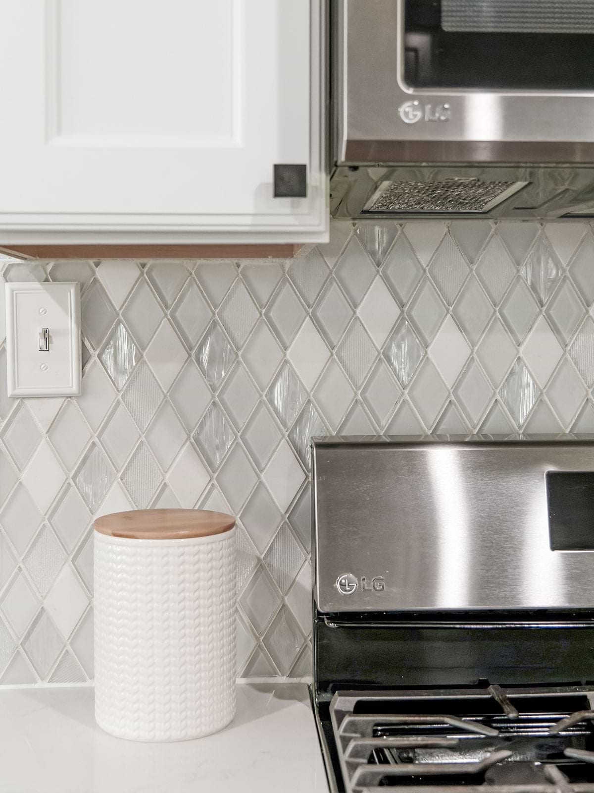 white diamond backsplash for quartz countertops