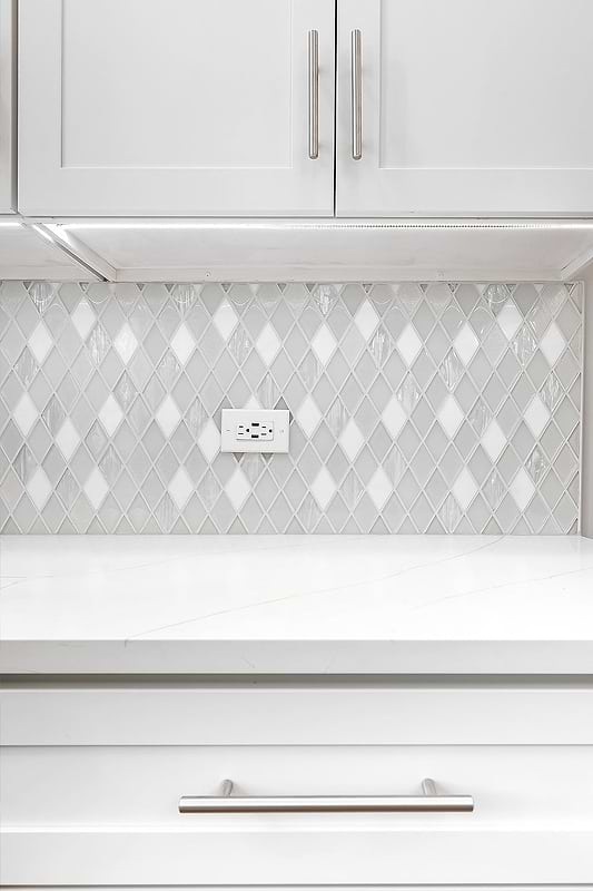 Full White Cabinet Kitchen Quartz Countertop White Diamond Glass Backsplash Tile BA62046