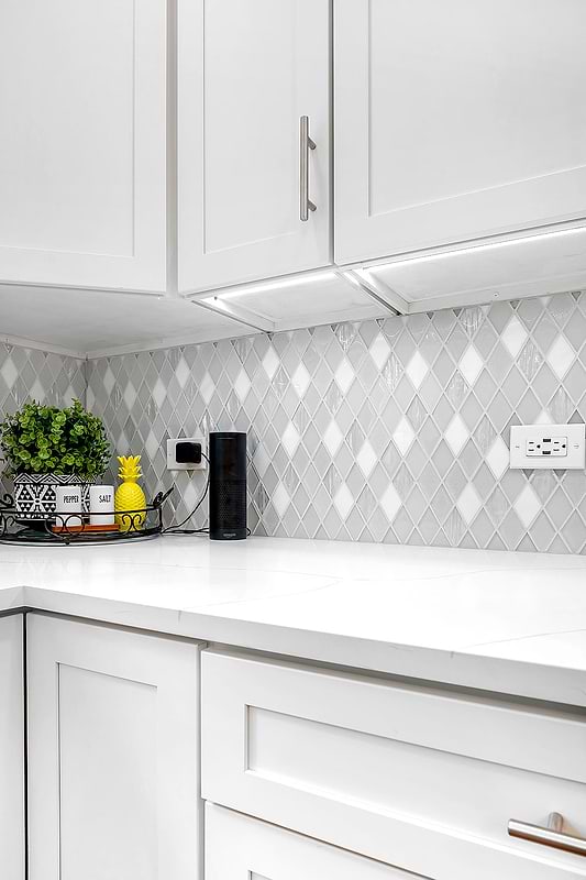 Full White Cabinet Kitchen White Color Elegant Backsplash Tile BA62046