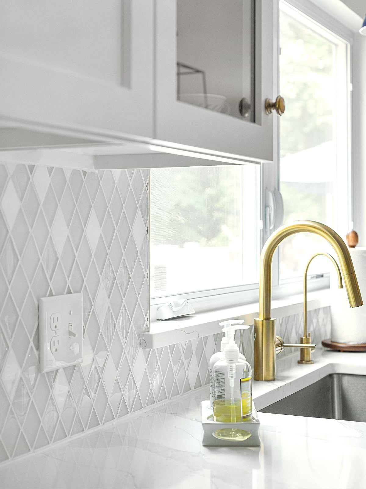 Quartz Countertop With Gray Veins White Diamond Glass Backsplash Tile BA62046