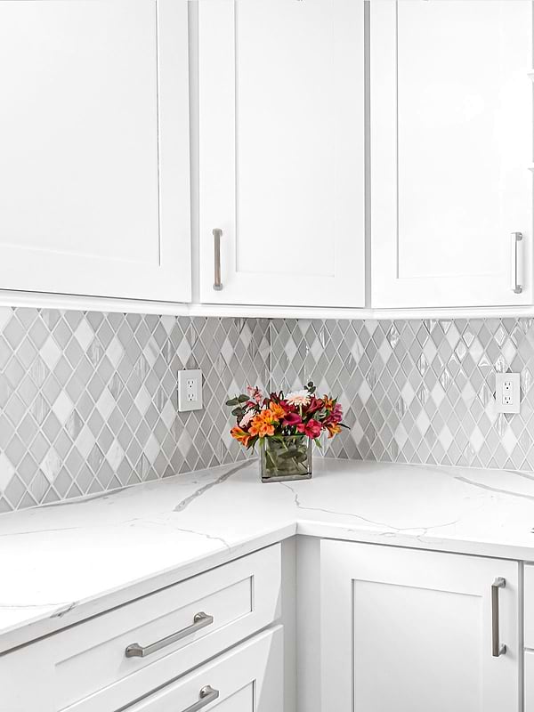 Quartz Countertop With Gray Veins White Kitchen Cabinet Glass And Marble Tile BA62046