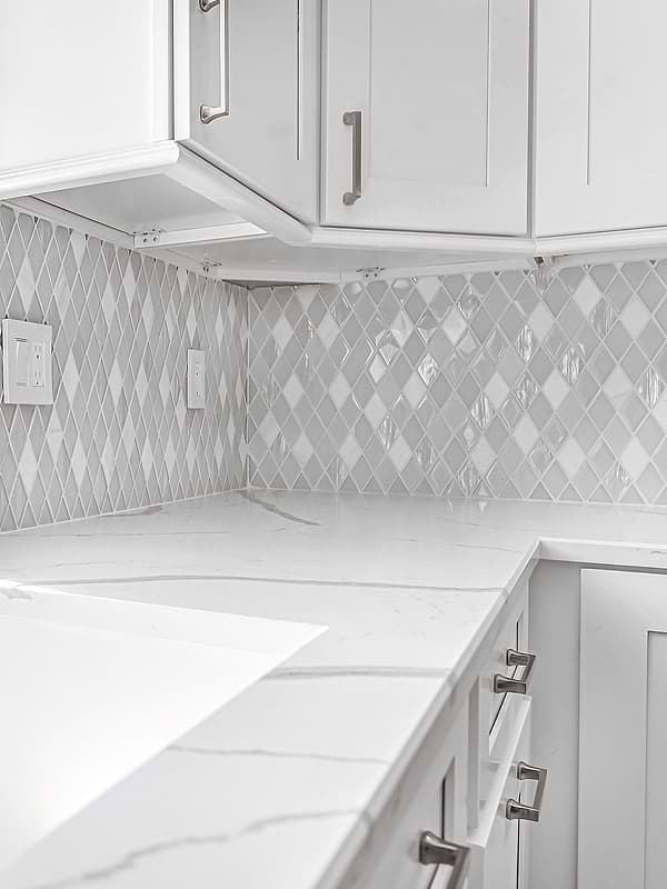 Quartz Countertop With Gray Veins White Kitchen Cabinet White Diamond Glass Backsplash Tile BA62046