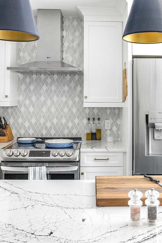 White Backsplash Tile White Kitchen Cabinet Quartz Countertop BA62046