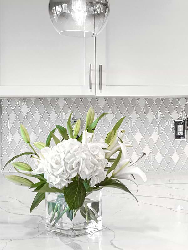 White Glass And Marble Backsplash Full White Kitchen Cabinet BA62046