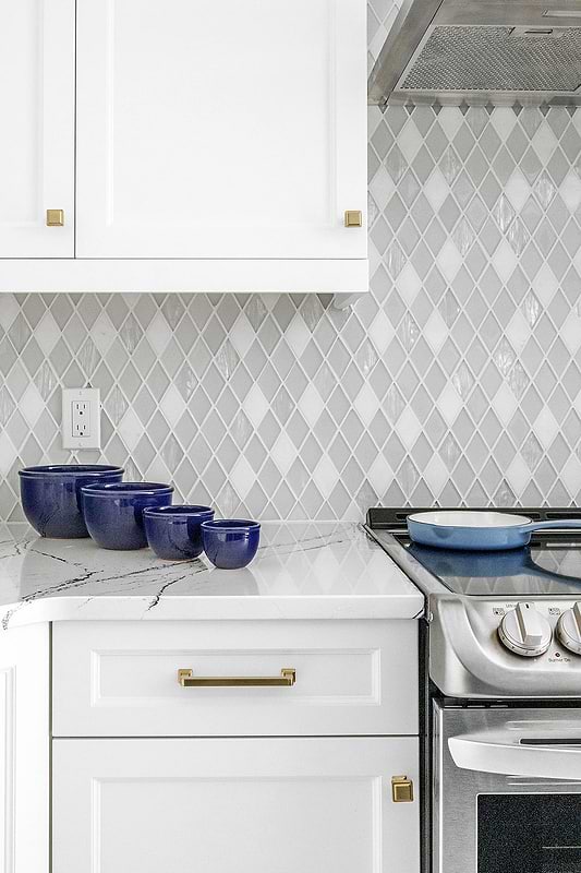 White Glass And Marble Backsplash Quartz Countertop With Dark Veins BA62046
