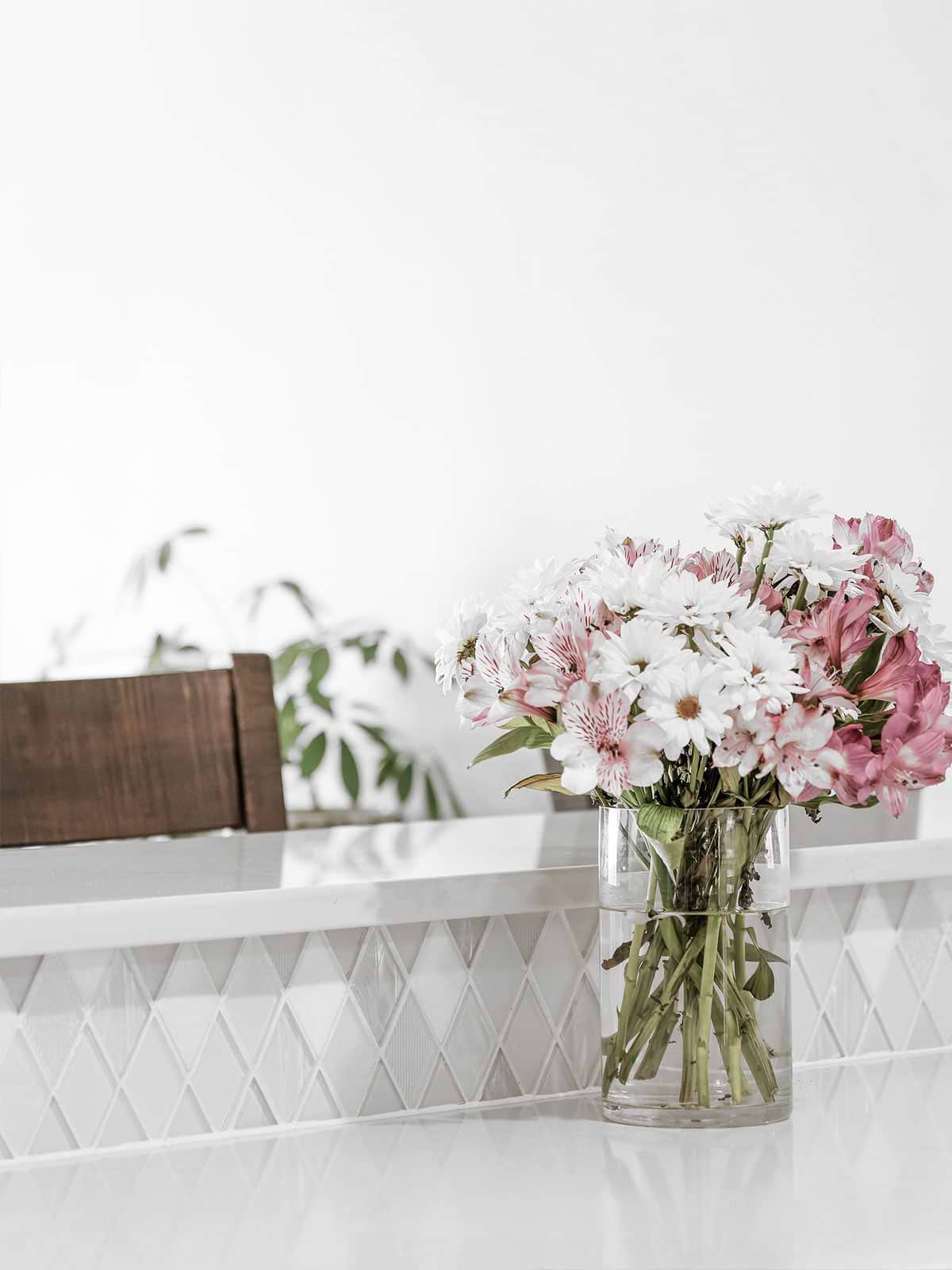 White Glass And Marble Backsplash White Countertop BA62046