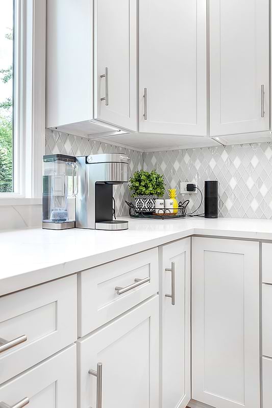White Kitchen Cabinet White Color Quartz Countertop Diamond Glass And Marble Tile BA62046