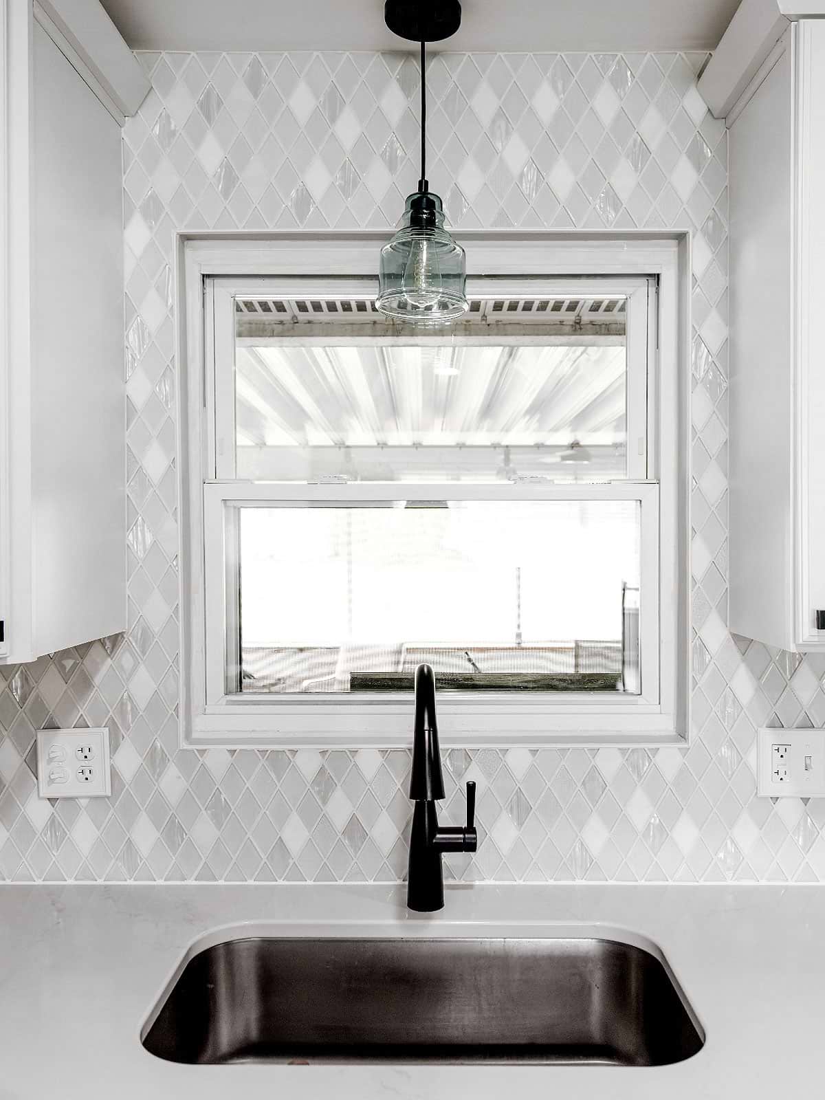 White Modern Countertop Backsplash Tile With Glass And Marble BA62046