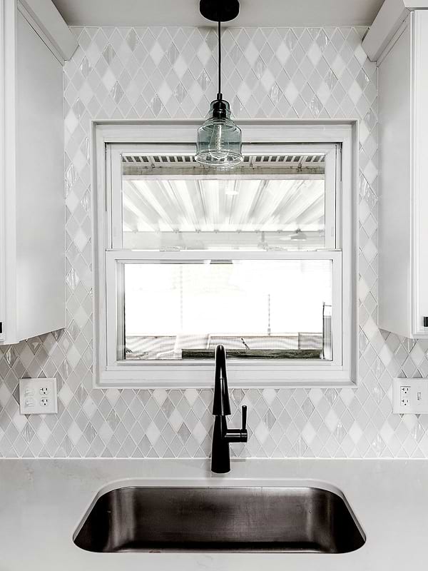 White Modern Countertop Backsplash Tile With Glass And Marble BA62046