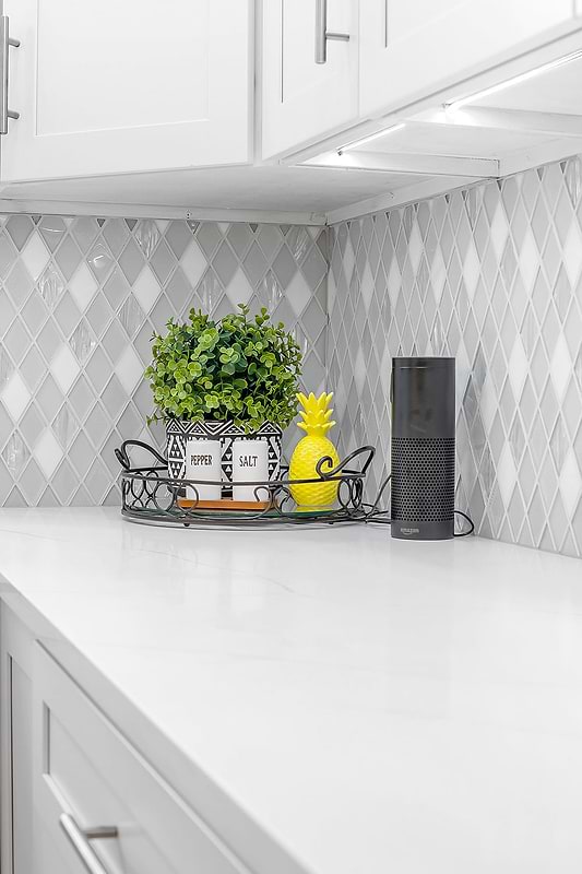 White Modern Countertop White Backsplash Tile Full White Kitchen Cabinet BA62046