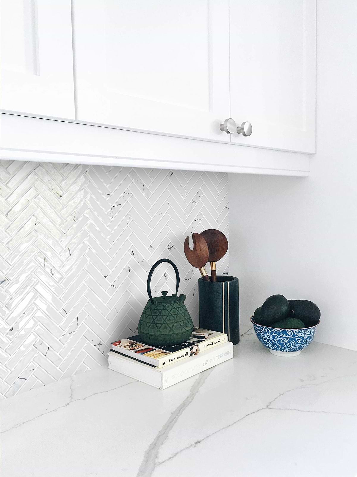 White Cabinet Quartz Countertop White Glass Herringbone Backsplash Tile BA5503