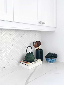 White Cabinet Quartz Countertop White Glass Herringbone Backsplash Tile BA5503