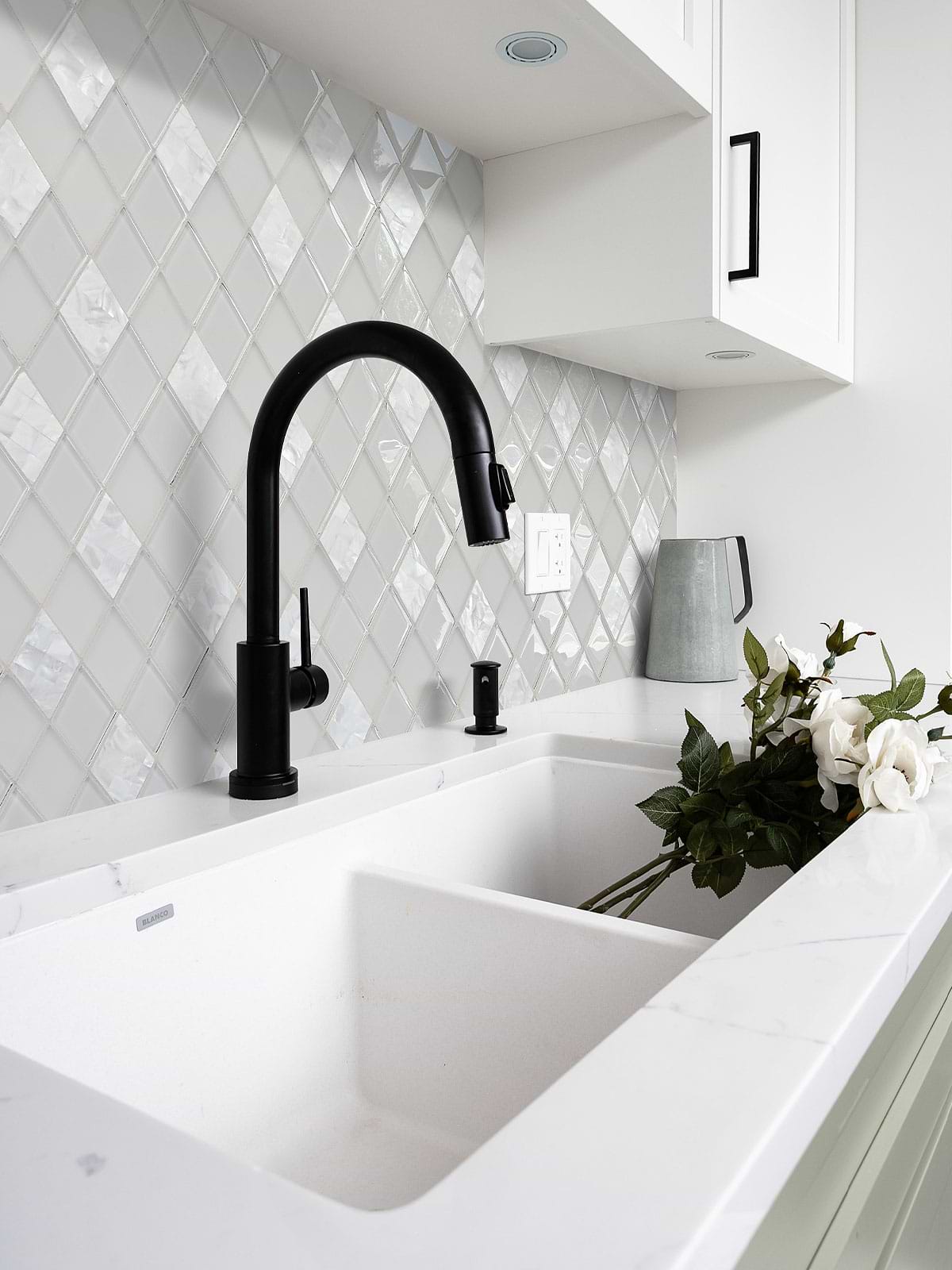 Farmsink with White Glass Shell Diamond Tile BA6706