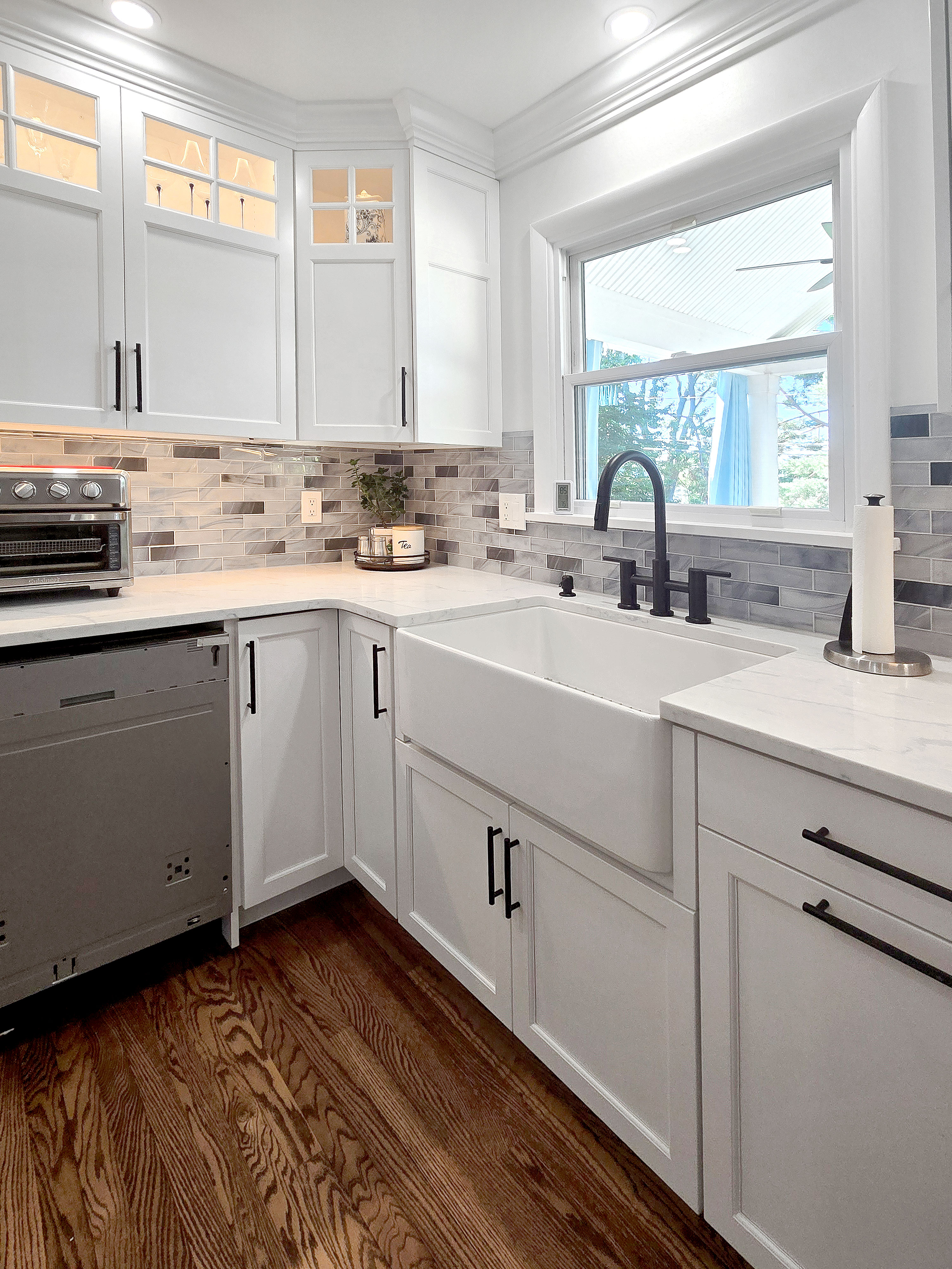 善ページ Blue Gray Glass Subway Tile – Coastal Backsplash with Sparkle