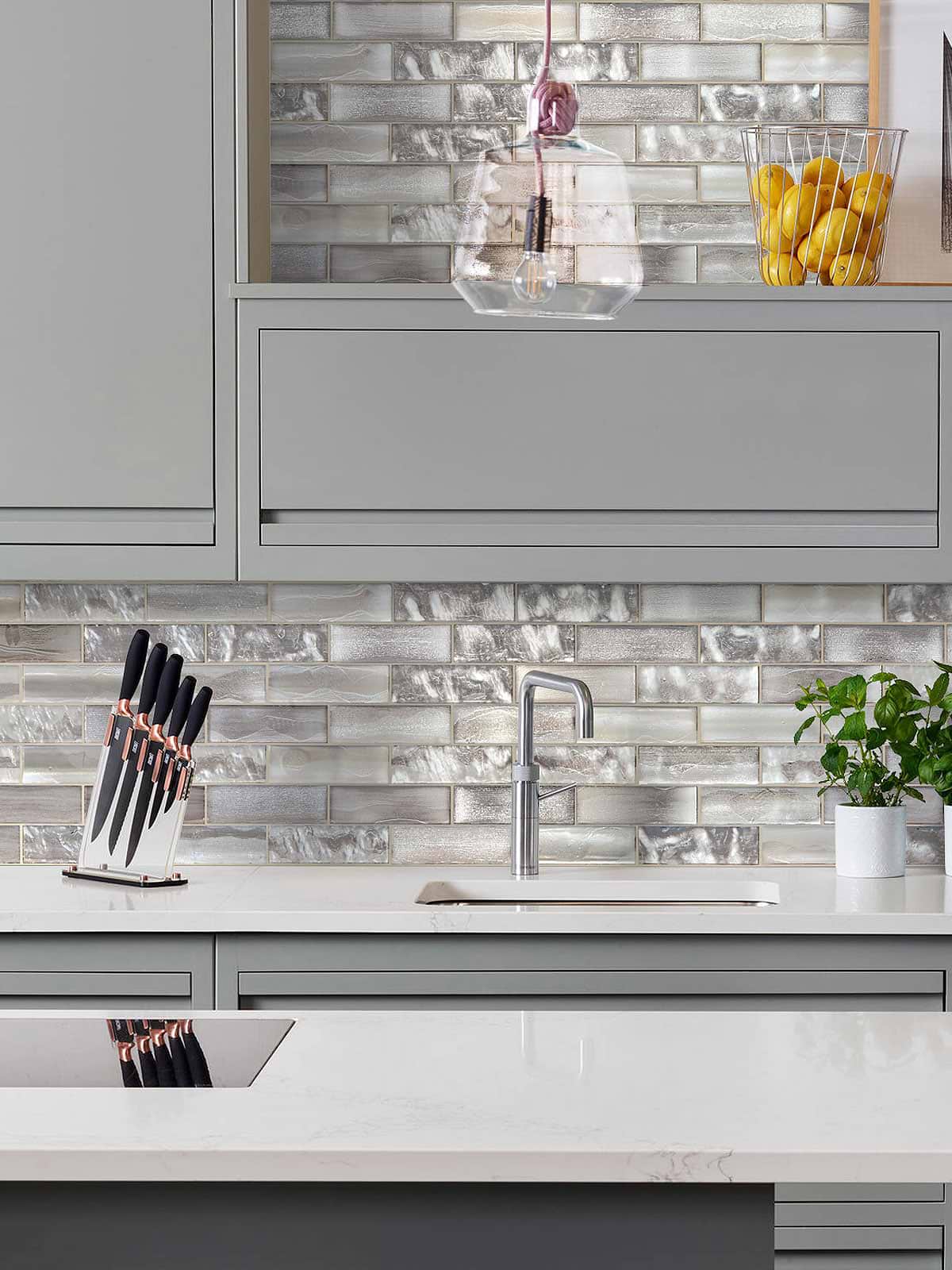 White Quartz Top with Space Brown Subway Glass Backsplash Tile