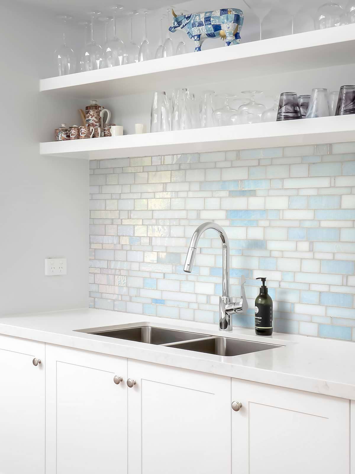 White Countertop Cabinet with Pearl Glass Subway Tile BA7016