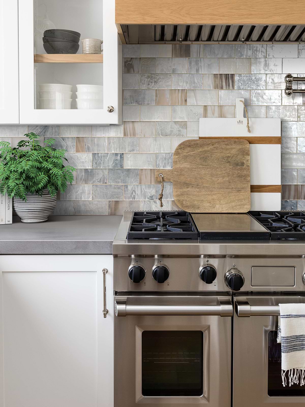 Gray Quartz Countertop with Beige Brown Glass Tile BA7015 Subway