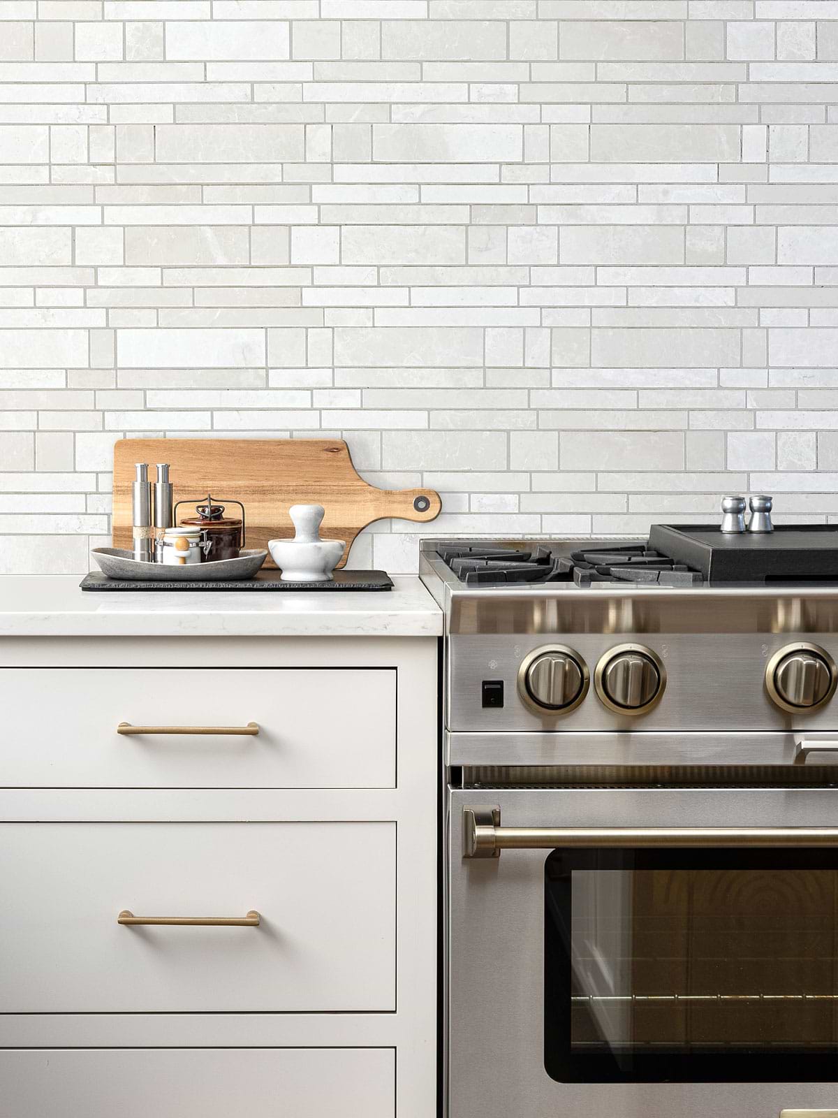 Light Kitchen Cabinets with Beige Marble Backsplash Tile BA1095