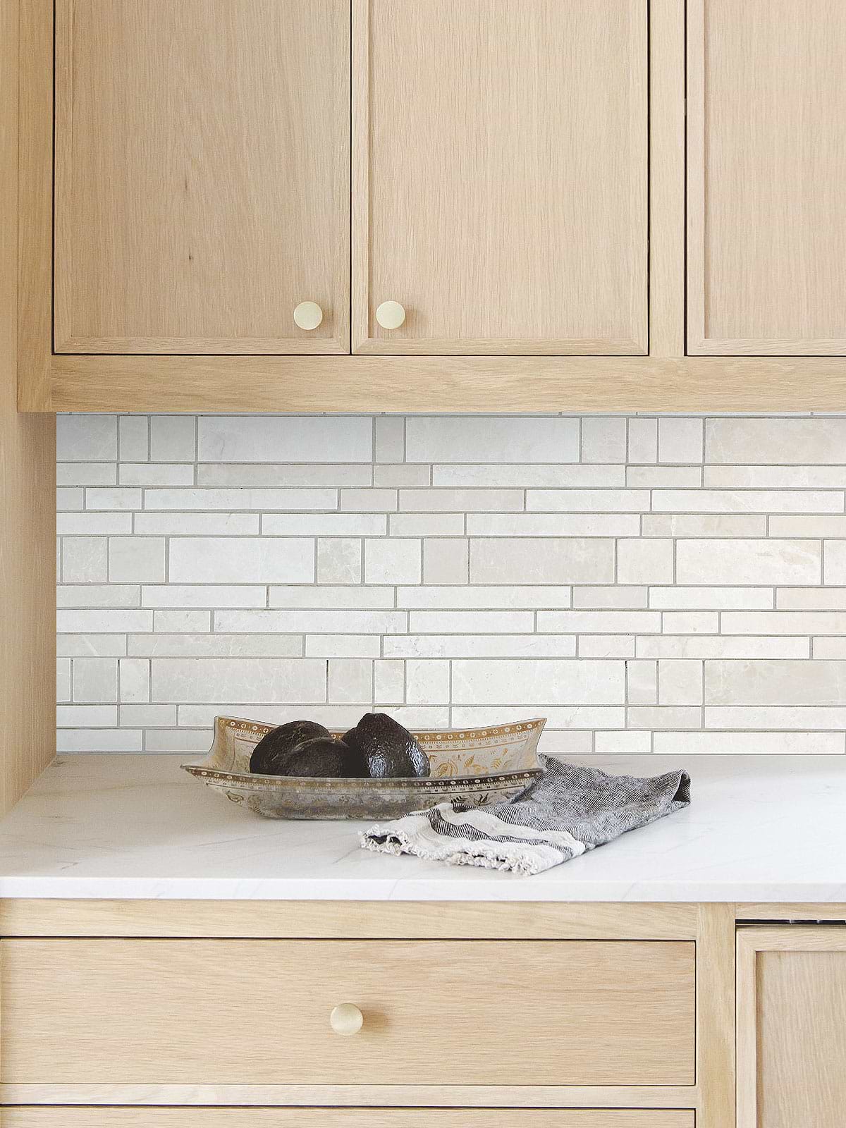Wood Look Kitchen Cabinets with Beige Marble Backsplash Tile BA1095