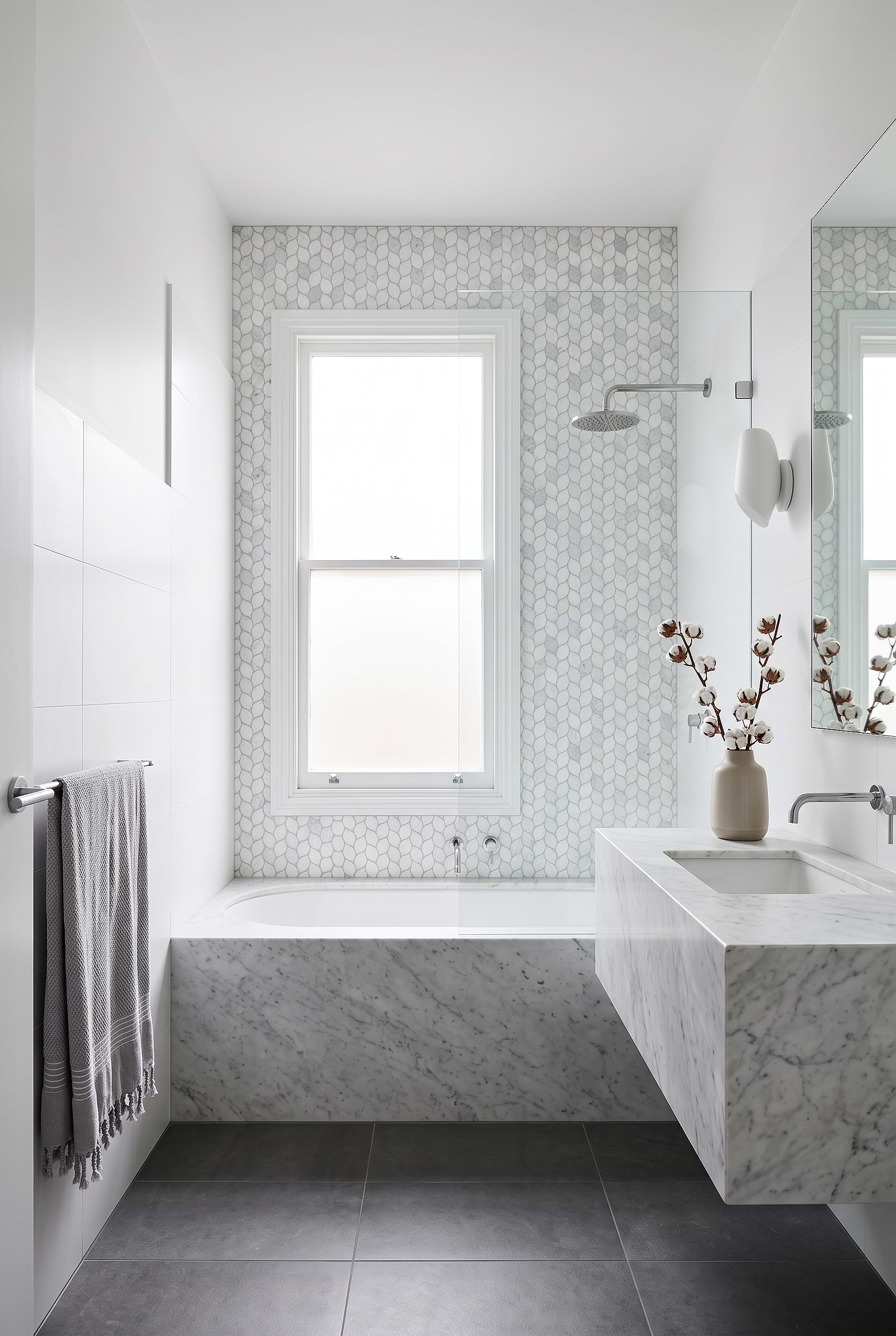 Small Bathtub with Marble Leaf Shower Wall BA6316 Small Bathtub with Marble Leaf Shower Wall BA6316