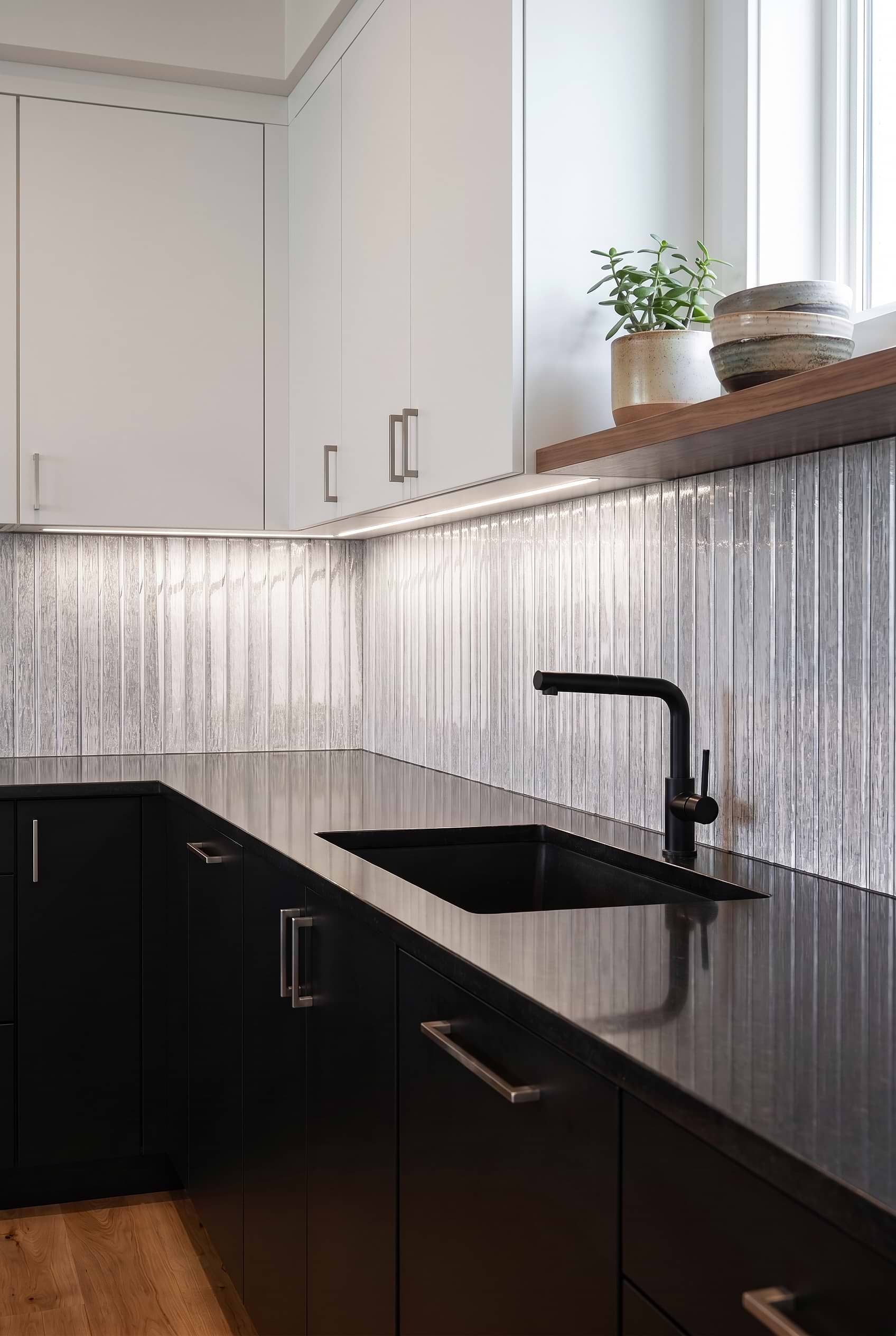 Shimmery White Vertical Glass Backsplash BA8022