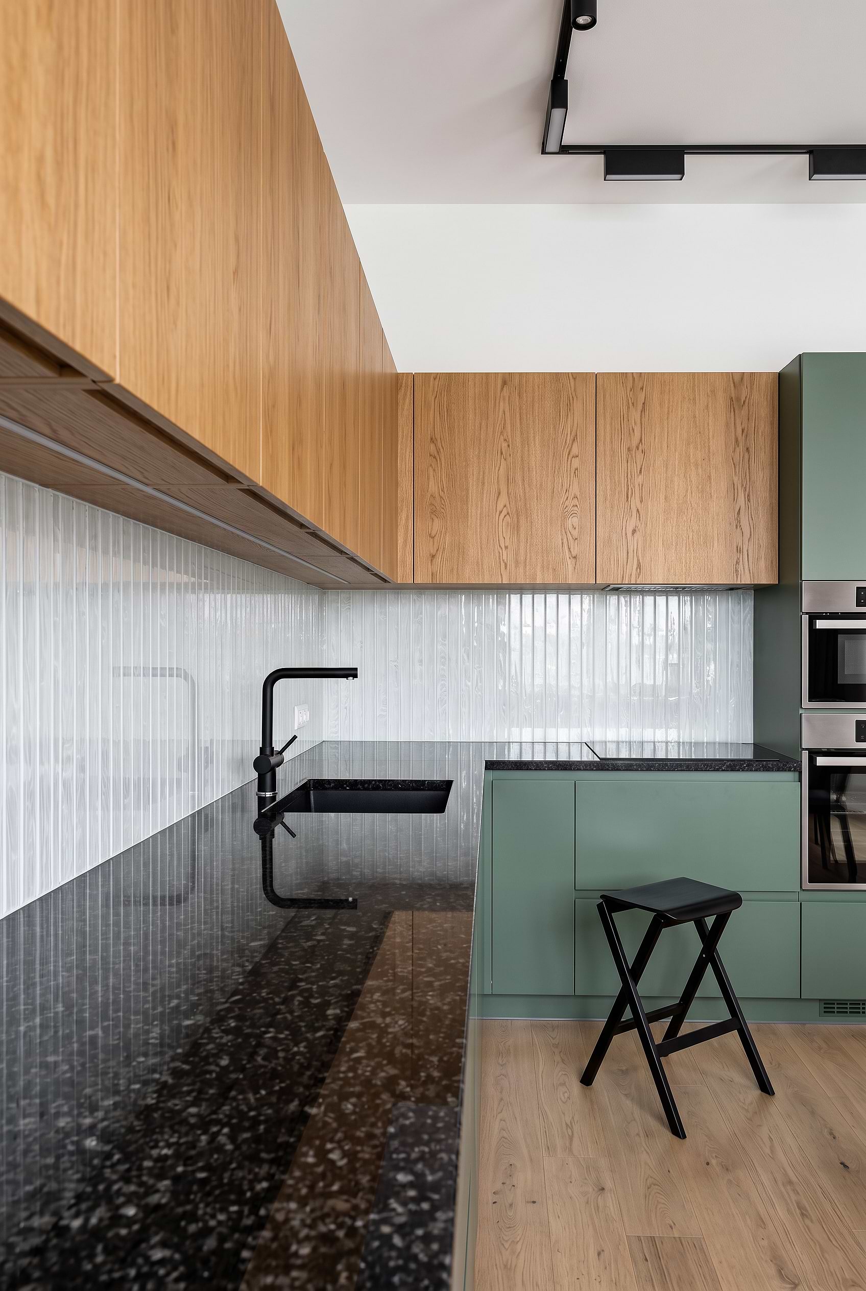 White Glass Vertical Backsplash Wood Cabinets BA8023