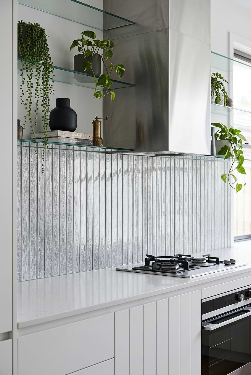 Shimmery White Glass Vertical Modern Backsplash Tile BA8022