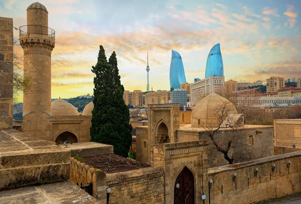 העיר העתיקה של באקו עם מגדלי הלהבה ברקע